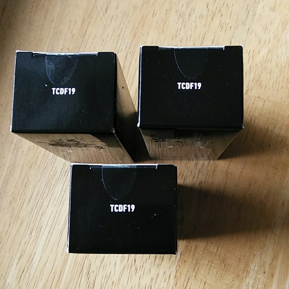 NYX Total Control Drop Foundation TCDF19 - Picture 3 of 3